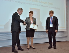 Prof Banci accepts her award from Rudi Weisseman (Bruker BioSpin) and Dr Stephen Cusack (EMBL